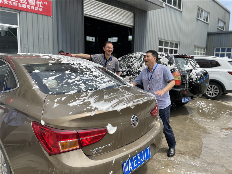 环境卫生齐动手，汽车安全我帮忙