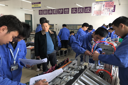 我院电气自动化设备安装与维修中职示范专业建设项目顺利接受省教育厅专家组中期验收