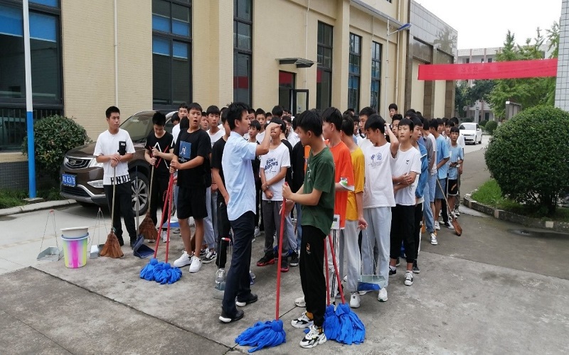 劳动最美丽，奋斗正青春