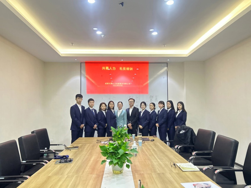 服务社会,积极开展职业礼仪培训