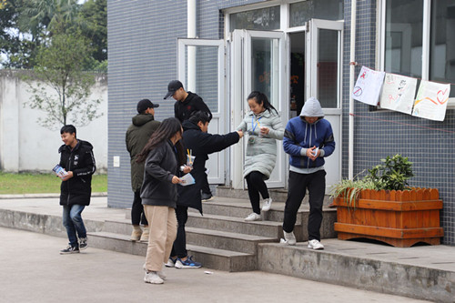 1543745176616529.jpg 发放宣传资料_副本.jpg