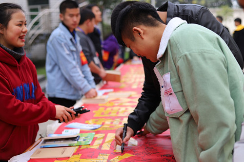 1543745206493384.jpg 现场签字仪式_副本.jpg