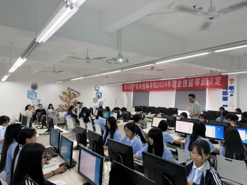 听评课“把脉”教学质量,座谈会“倾听”新生心声