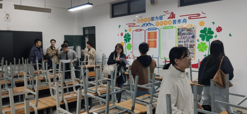 绘中秋国庆景 评班级文明风