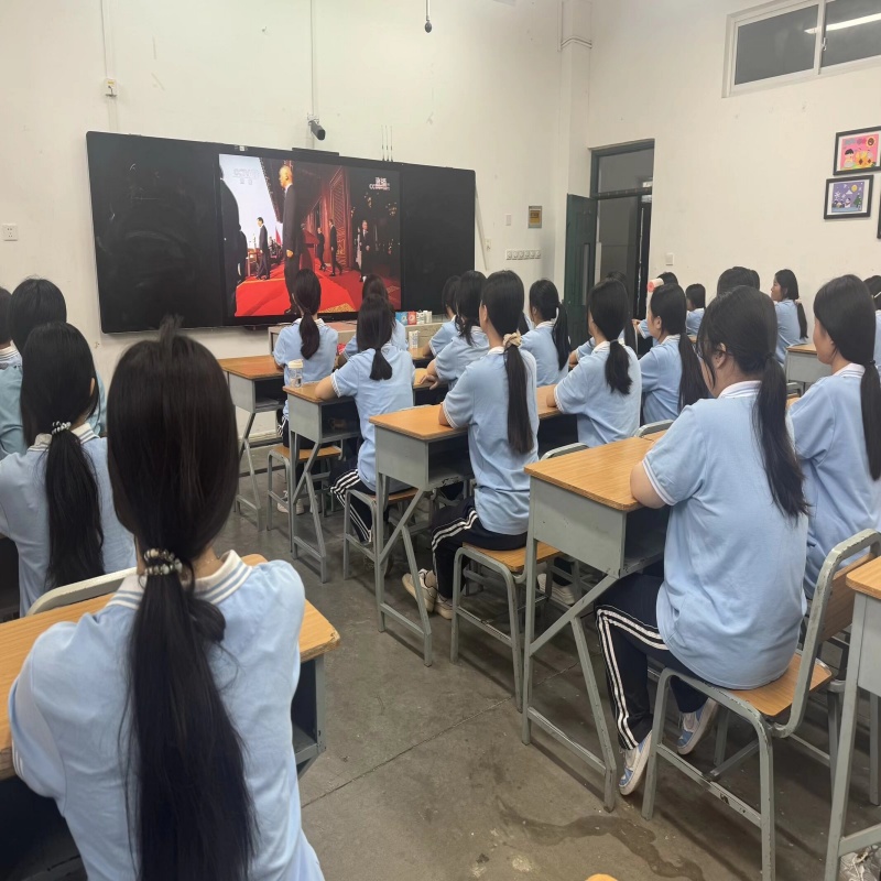 党建引领，青春筑梦：基础教育系党支部组织观看九三阅兵