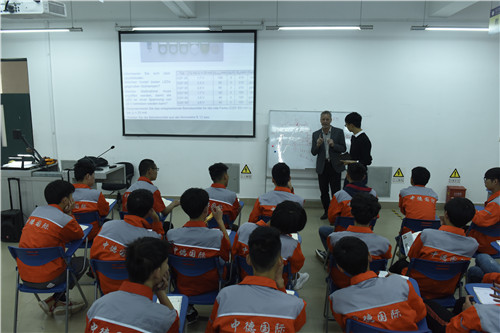 德国专家给国际班学生教学_副本.jpg