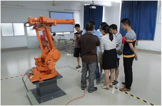 紧贴技术前沿  加强专业建设