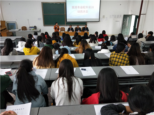 走进街子古镇 管理工程系组织旅游管理专业校外实训