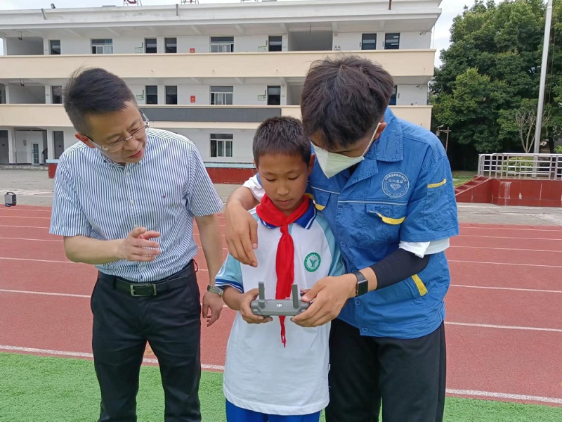 无人机科普走进中小学校园