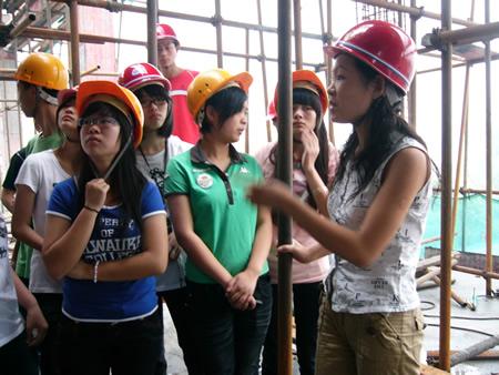 书本结合实践，工地现场长见识