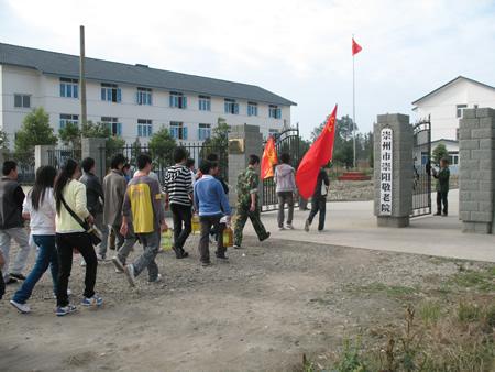 爱心送进敬老院