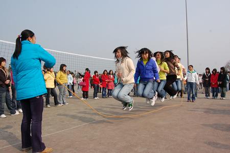 学校“迎奥运圣会,与奥运同行”体育活动系列报道之一