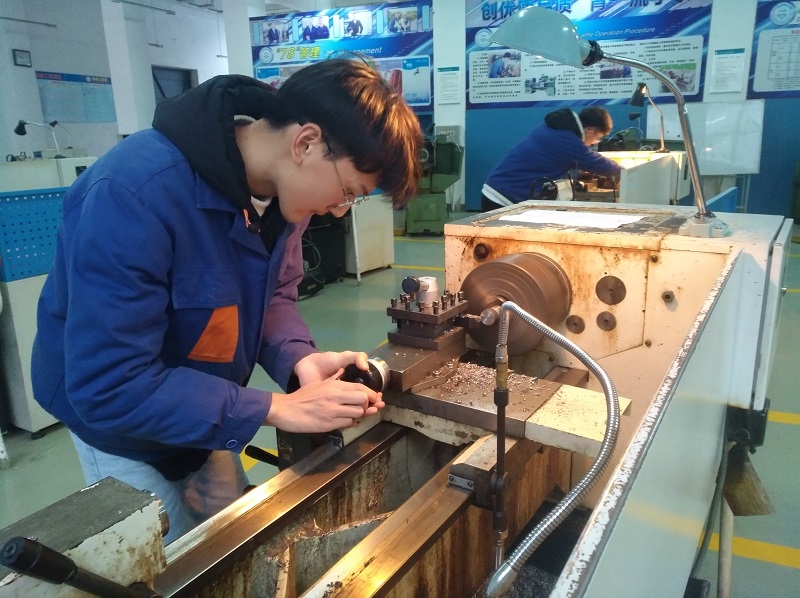 届知识技能节普通车工项目拉开序幕-学院新闻-四川矿产机电技师学院