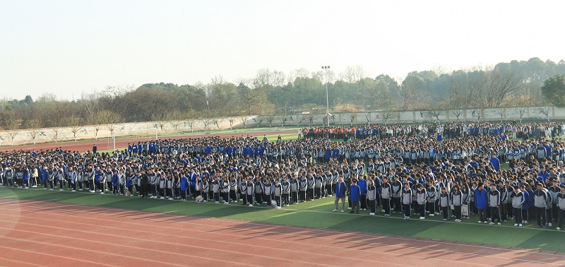 策马新程守礼序 文明校园展新风