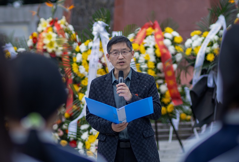 梨花风起寄哀思，青松翠柏悼忠魂